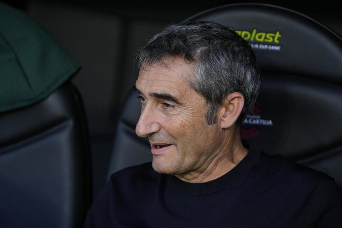 Archivo - Ernesto Valverde durante un partido del Athletic Club