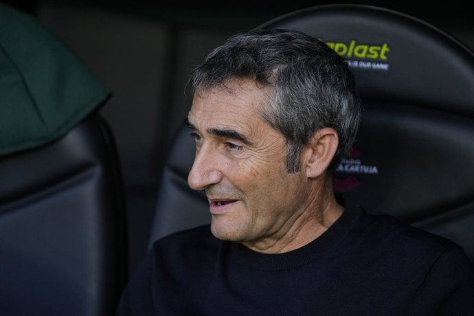 Archivo - Ernesto Valverde, head coach of Athletic Club, looks on during the Spanish league, LaLiga EA Sports, football match played between Real Betis and Athletic Club at La Cartuja stadium on August 31, 2025, in Sevilla, Spain.