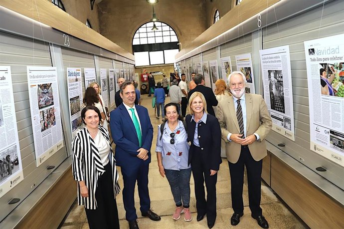 La alcaldesa de Jerez de la Frontera (Cádiz), María José García-Pelayo, en la inauguración de una exposición sobre el Mercado Central a través de recortes de periódico.