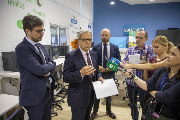 El presidente de la Diputación, Salvador Fuentes, atiende a los medios de comunicación en su visita al IES Galileo Galilei.