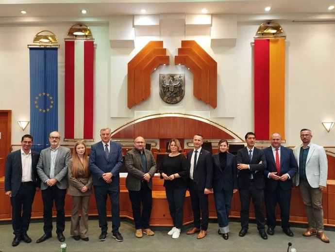 Foto de familia de la tercera reunión del Intergrupo del Vino en Einsenstadt (Austria).