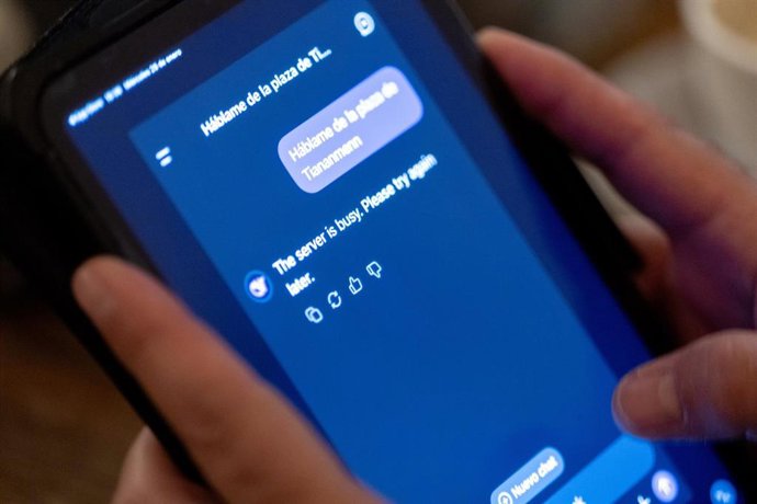 Archivo - Una persona prueba el asistente DeepSeek, a 29 de enero de 2025, en Madrid (España). El asistente DeepSeek llegó a App Store el pasado 11 de enero, y ha escalado para ocupar la primera posición en la tienda de Apple en Estados Unidos, por delant