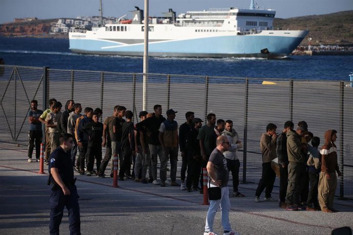 Archivo - Imagen de archivo de un grupo de migrantes tras su traslado a un puerto de Grecia después de ser rescatados.