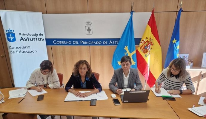 La consejera Eva Ledo informa a la comisión de seguimiento de la incorporación de los tres primeros administrativos del pacto Asturias Educa.
