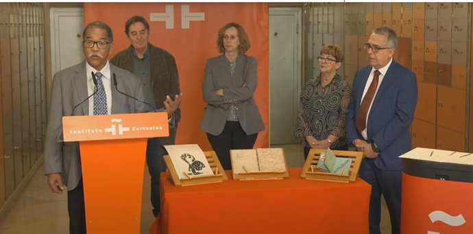 Un pasaporte anulado por el gobierno de Batista, legado 'in memoriam' del poeta cubano Nicolás Guillén al Cervantes