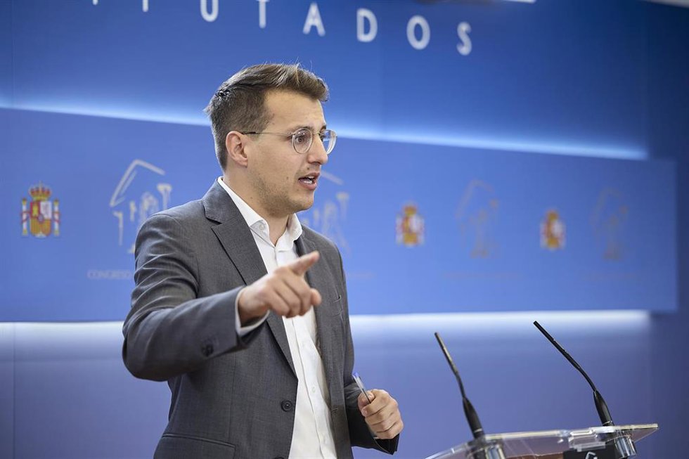 El diputado del grupo parlamentario de Sumar, Jorge Pueyo Sanz, ofrece una rueda de prensa en el Congreso de los Diputados, a 21 de octubre de 2025, en Madrid (España).