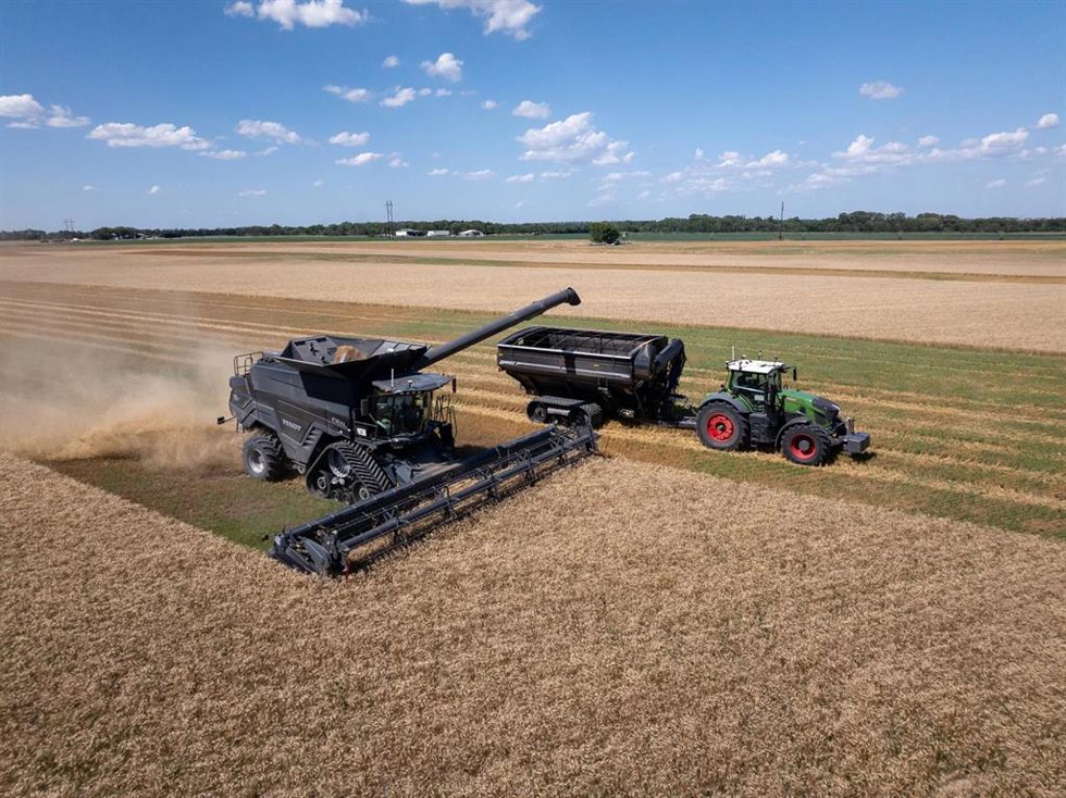 This image, taken during the 2024 AGCO Tech Day, shows PTx Trimbles OutRun solution in action: an autonomous Fendt tractor pulls a grain cart alongside an IDEAL combine during offloading. AGCOs upcoming Tech Day will be held at Gtz Agrardienst farm i