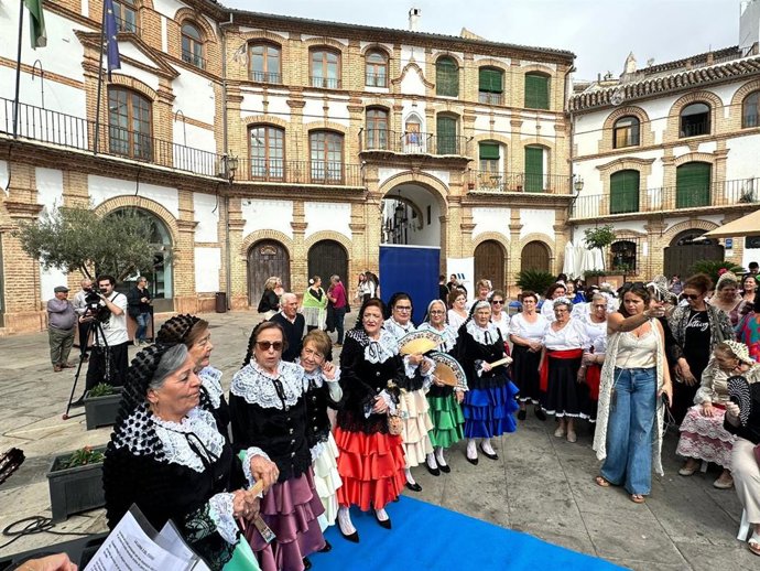 La plaza Ochavada de Archidona acoge el desfile de trajes típicos comarcales confeccionados en los talleres ‘Mayores de la Costura’