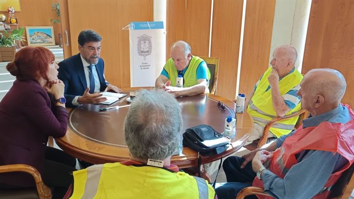 El alcalde de Alicante, Luis Barcala, y la concejala Begoña León se reúnen con representantes de centros de mayores de la ciudad