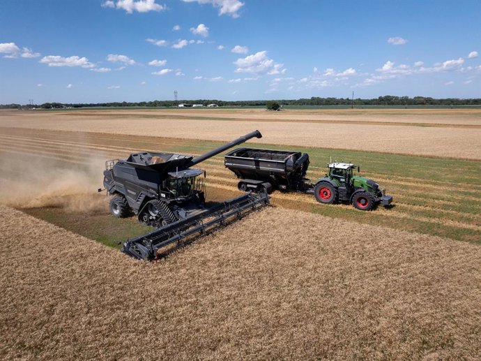 Esta imagem, tirada durante o 2024 AGCO Tech Day, mostra a solução OutRun da PTx Trimble em ação: um trator Fendt autônomo puxa um carrinho de grãos ao lado de uma colheitadeira IDEAL durante o descarregamento. O próximo Tech Day da AGCO será realizado na