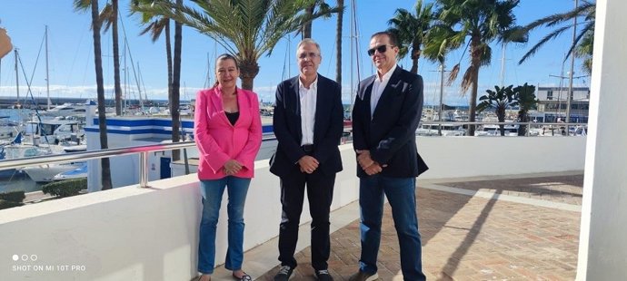 La consejera delegada de Turismo y Planificación Costa del Sol, Esperanza González; Manuel Raigón, director Gerente del grupo Marinas del Mediterráneo y José Antonio Corbacho, presidente del Real Club Náutico de Estepona.