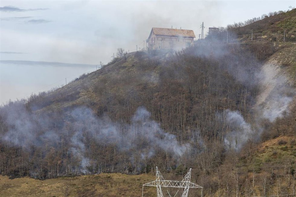 Archivo - Humo en un incendio forestal en Asturias, foto de archivo.