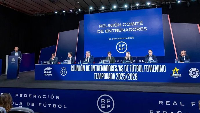 El presidente de la RFEF, Rafael Louzán, en la reunión de entrenadores y entrenadoras de Liga F Moeve y Primera Federación femeninas.