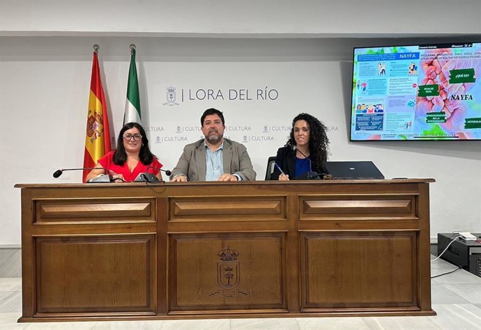 La Delegada Territorial de Inclusión Social, Juventud, Familias e Igualdad de la Junta de Andalucía en Sevilla, María Luisa Cava, y el alcalde de Lora del Río, Antonio Enamorado, firman un convenio de colaboración para el programa Nayfa