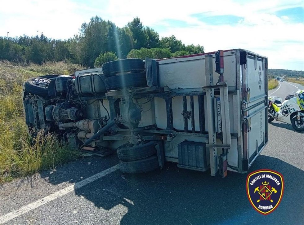 El camión implicado en el accidente en la carretera entre Manacor y Sant Lloren.