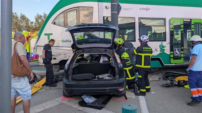 Efectivos de bomberos trabajando tras la colisión de un turismo contra el Trambahía en Chiclana de la Frontera (Cádiz)