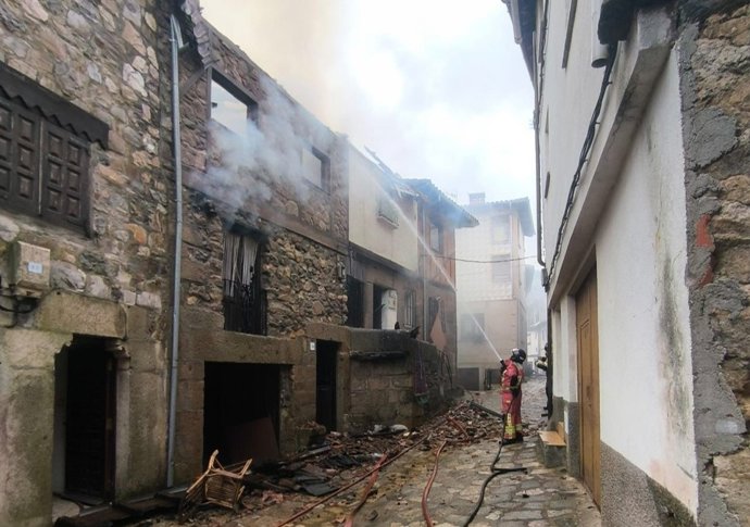Los efectivos del SPEIS de la Diputación de Salamanca controlan un incendio en viviendas en Villanueva del Conde.