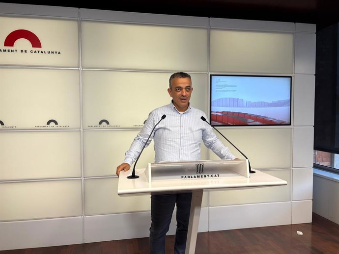 Archivo - El portavoz de Élite Taxi, Tito Álvarez, en rueda de prensa este miércoles en el Parlament