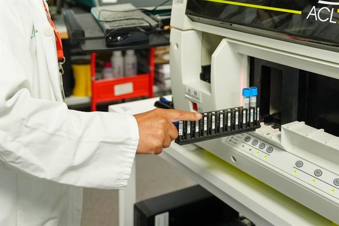 Personal del Laboratorio de Análisis Clínicos del Hospital de Valme. A 18 de octubre de 2025 en Sevilla, Andalucía (España). El consejero de Sanidad, Presidencia y Emergencias, Antonio Sanz, ha inaugurado la reforma integral del Laboratorio de Análisis Cl
