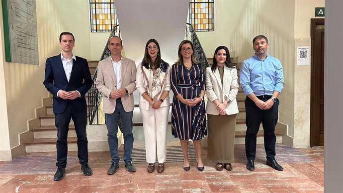 Raquel López (3ª dcha.), en su visita a los juzgados de Montilla.