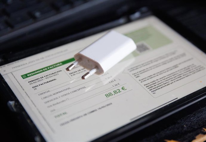 Archivo - Cargador de un dispositivo móvil.