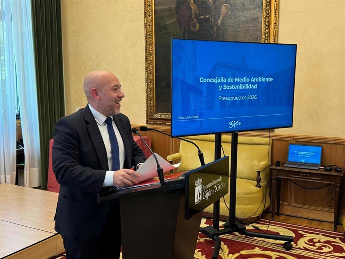 El concejal de Medio Ambiente y Sostenibilidad del Ayuntamiento de Gijón, Rodrigo Pintueles, en rueda de prensa en el Consistorio gijonés.