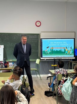 El concejal de Desarrollo Urbano de León, Luis Miguel García Copete, en el CEIP Anejas, donde se han llevado a cabo diversas charlas con motivo del Día Mundial del Ahorro Energético.