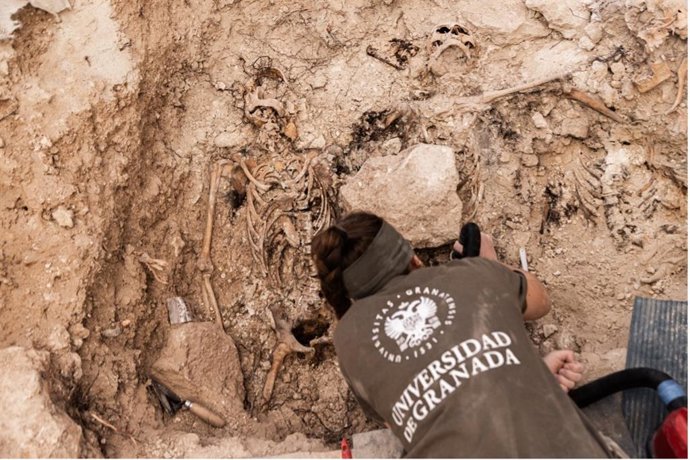 Uno de los miembros del equipo de la UGR que interviene en las fosas comunes de Padul (Granada).
