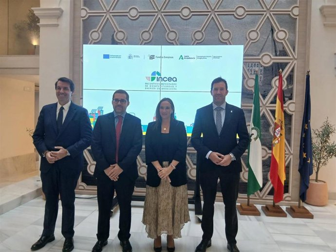 El secretario general de Industria y Minas de la Junta, José Javier Alonso, y el delegado Territorial de Economía, Hacienda, Fondos Europeos y de Industria, Energía y Minas en Málaga, Antonio García Acedo, en un acto con empresas.