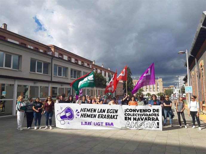 Concentración de LAB, UGT y ELA para exigir la negociación del I Convenio de Restauración Colectiva de Navarra