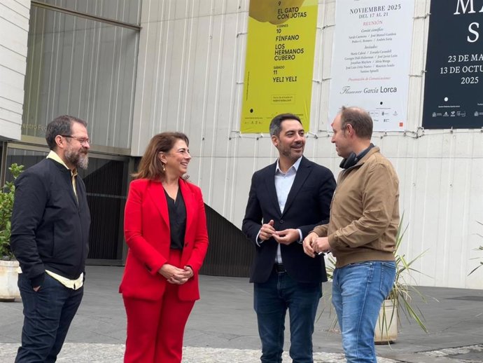 Concejales del PSOE de Granada frente al Centro Federico García Lorca.