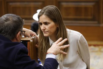 Archivo - El portavoz del PSOE, Patxi López, charlando con la vicepresidenta tercera y ministra para la Transición Ecológica, Sara Aaagesen, en una sesión plenaria
