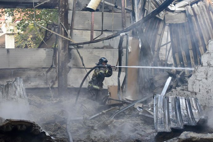 RÚSSIA, REPÚBLICA POPULAR DE DONETSK - 12 DE OUTUBRO DE 2025: Um funcionário do Ministério de Emergências da Rússia responde a um incêndio no shopping center Sigma, após um ataque militar das Forças Armadas da Ucrânia