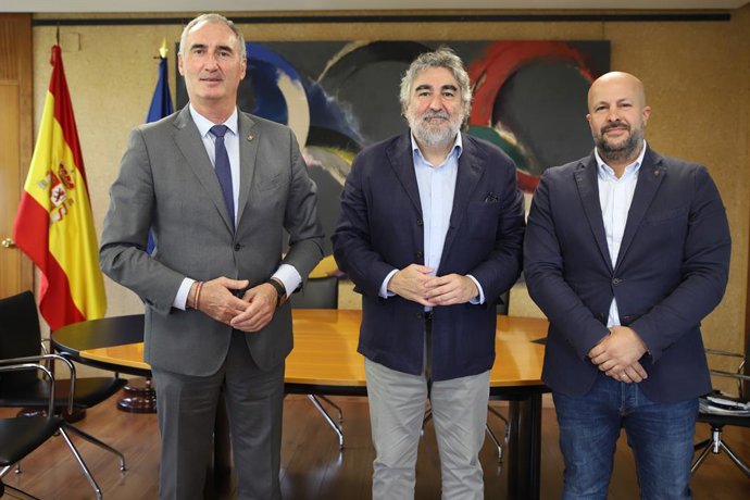 El presidente del Consejo Superior de Deportes (CSD), en el centro, junto al alcalde de Segovia, José Mazarías, a la izquierda.