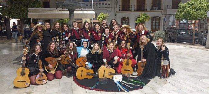 Integrantes de la Tuna Femenina de la Universidad de León, que ha participado en el certamen X Aniversario de la Tuna Femenina de Medicina de Málaga.