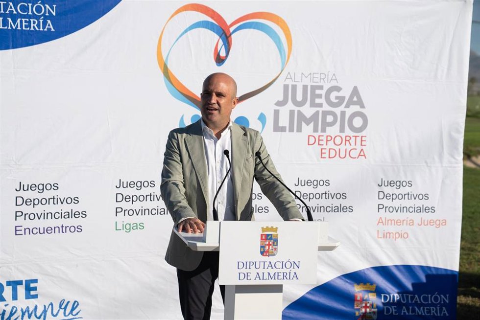 El diputado provincial de Deporte, José Antonio García, durante la presentación de la XXXV edición de los JDP en la Escuela Pública de Golf 'El Toyo' en Almería.