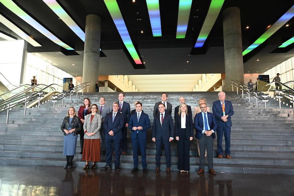 El Lehendakari, Imanol Pradales, durante la inauguración del congreso internacional del acero 'Steel Tech 2025', en BEC, junto a la diputada general de Bizkaia, Elixabete Etxanobe, Fernando Espada (Siderex) y José Noldin (AISTE).