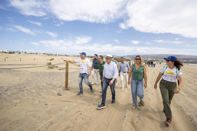 Archivo - El presidente del Cabildo de Gran Canaria, Antonio Morales, y el consejero insular Raúl García Brink en una visita a la Reserva Natural de Maspalomas este año