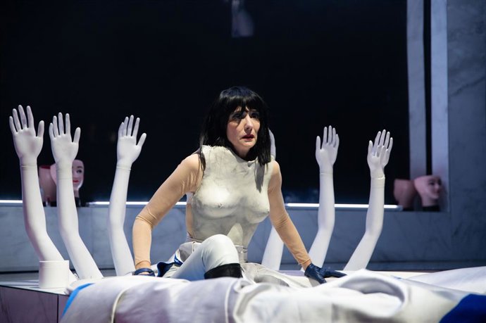 El Teatro Olympia de València lleva a las tablas una versión "con mucho dinamismo, mucha pasión y rabia" del clásico de Rainer Werner Fassbinder, 'Las amargas lágrimas de Petra von Kant'.