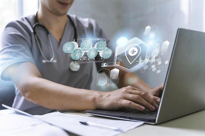 Archivo - Imagen de recurso de un médico utilizando datos digitales.
