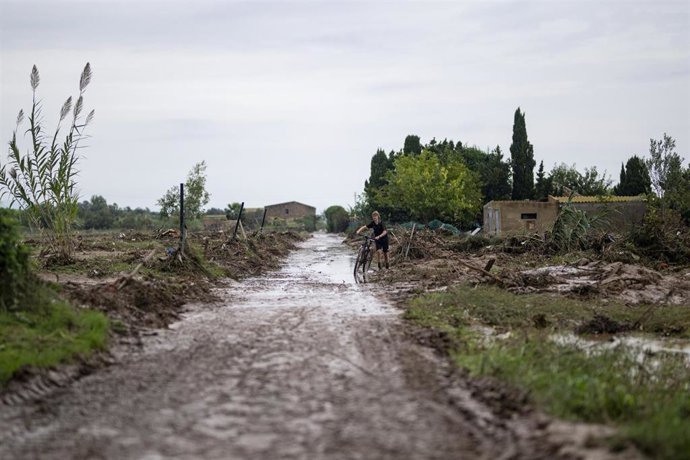 Camino lleno de barro tras el paso de la dana en La Ràpita (Tarragona).