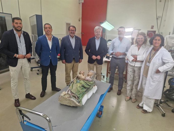 El alcalde de Carmona (Sevilla), Juan Ávila, el delegado municipal de Patrimonio, Ramón Gavira, y el director del Instituto Andaluz de Patrimonio Histórico (IAPH), Juan José Primo, en la sede del IAPH por la restauración de la 'Virgen de la Alameda'.