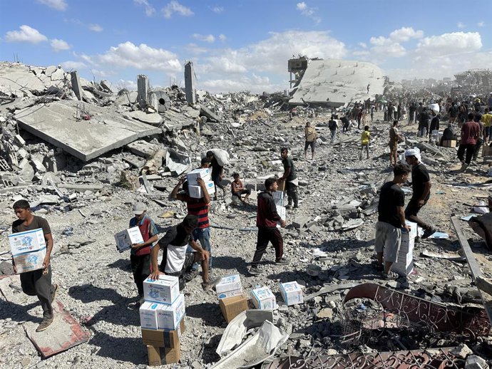 12 de outubro de 2025, Khan Yunis, Faixa de Gaza, Território Palestino: Caminhões de ajuda pertencentes ao Programa Mundial de Alimentos das Nações Unidas (WFP) saem do posto de fronteira de Kerem Shalom em direção ao centro da cidade de Khan Younis para 