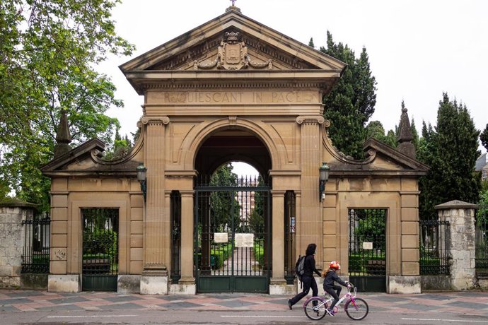 Archivo - Entrada del cementerio Santa Isabel