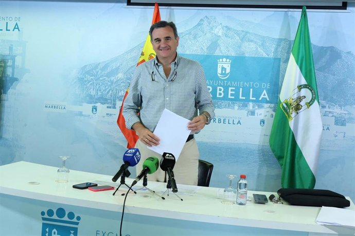 El portavoz del equipo de gobierno de Marbella, Félix Romero, en rueda de prensa.