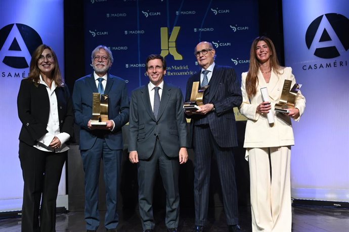 (De izq. a dcha.) Núria Vilanova, Luis Amodio, José Luis Martínez-Almeida, Juan Antonio Pérez Simón y Paula Quinteros