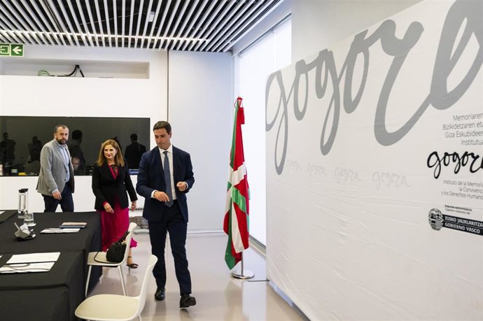 El lehendakari, Imanol Pradales, en la sede de Gogora en Bilbao