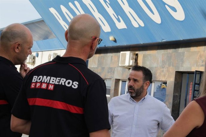 El portavoz de Vox en Diputación, Miguel Ángel Sánchez Cuéllar, durante una visita al Parque de Bomberos de Valverde del Camino.