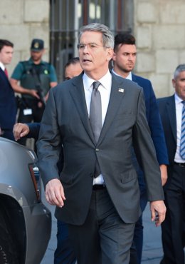 Archivo - El Secretario del Tesoro de EEUU, Scott Bessent (c), a su salida de una reunión, a 15 de septiembre de 2025, en Madrid (España). Estados Unidos y China han alcanzado un acuerdo sobre TikTok en la cuarta ronda de negociaciones celebrada en Madrid