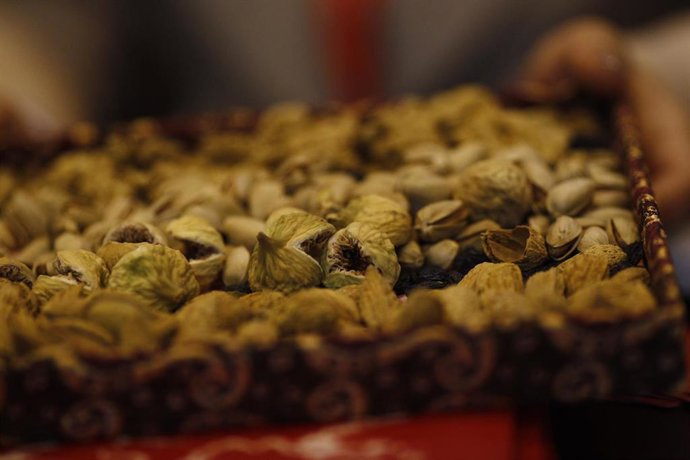 Archivo - Cáscaras de frutos secos.